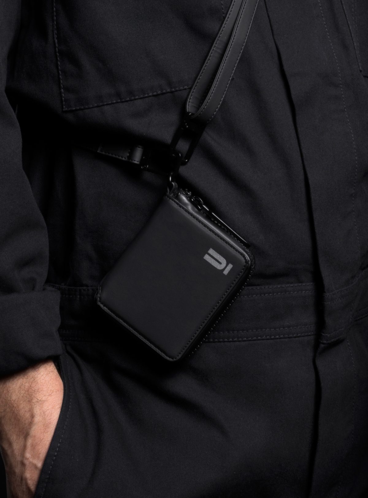 THEURBANSOCIETY_WALLET_ROUND_DONNA_UOMO_PORTAFOGLIO_LACCIO_IMPERMEABILE_VEGANO_NERO_2400X2999-1200x1620